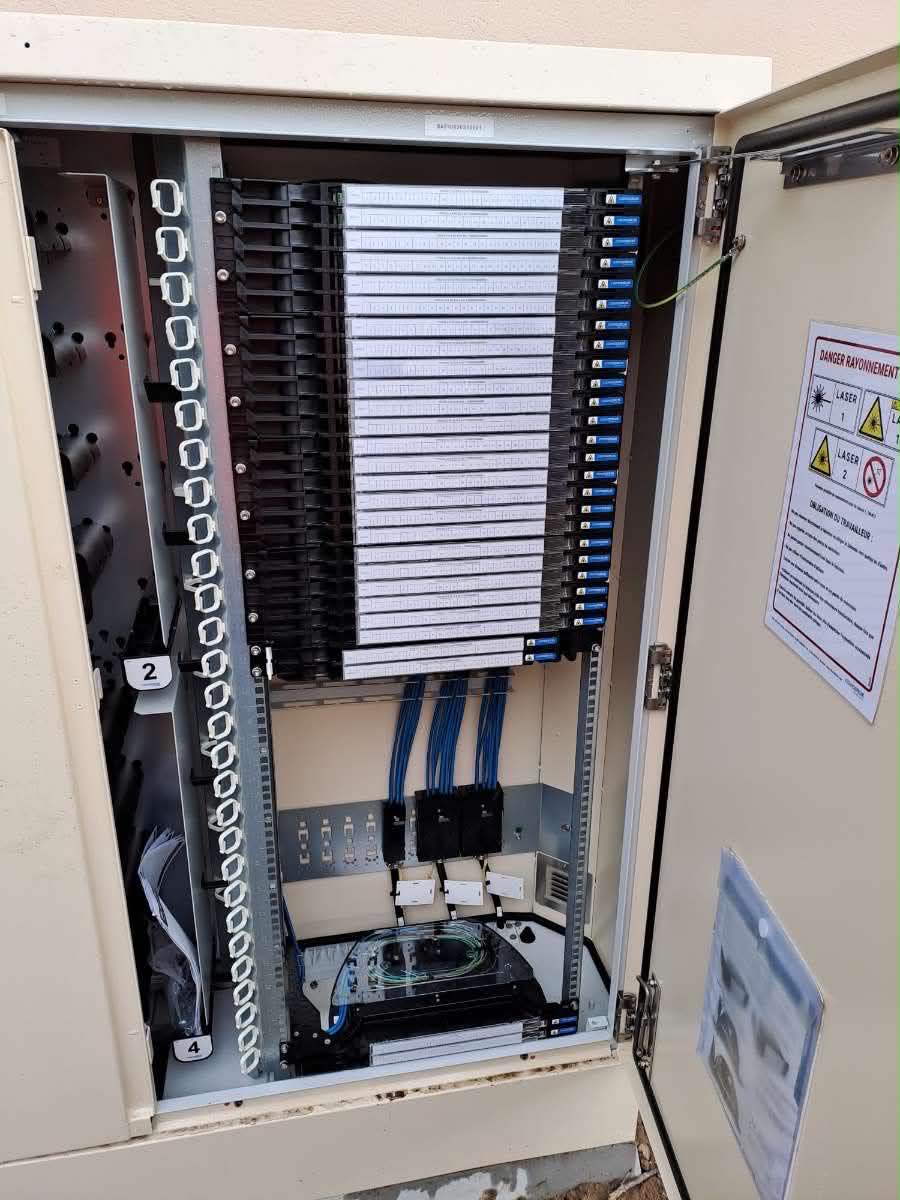 Professionell aufgebauter Glasfaserverteiler mit geordneten Anschlüssen